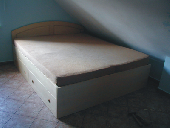 široká postel
